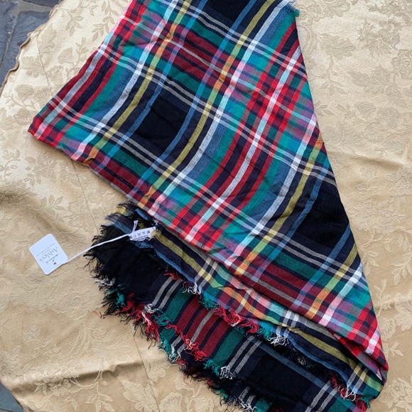 ASHLEY’S Lightweight Plaid Scarf - Picture 4 of 6